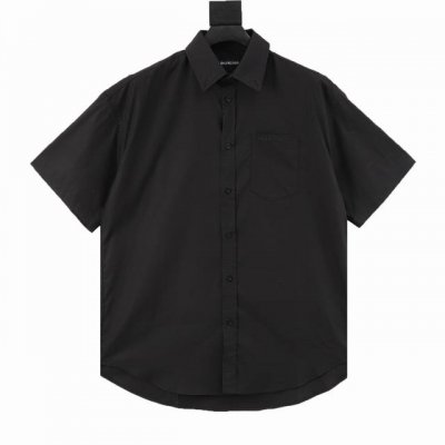 Balenciaga巴黎世家 红色签字胶带短袖衬衫 夏日焦点预警！宝子们巴黎世家2025春夏系列又双叒叕放大招了！这件红色签字胶带短袖衬衫，简直就是 叛逆与优雅