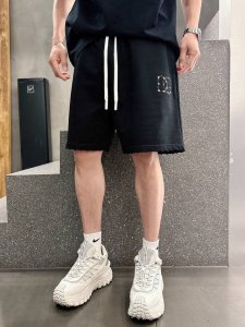 杜嘉班纳D&G2025短裤新工艺洗水割烂磨破春夏新款首发专柜最新款短裤 官网同款 高端订制 设计前卫时尚！品牌Logo重工艺设计 手感柔软，穿着舒适，做工精细.