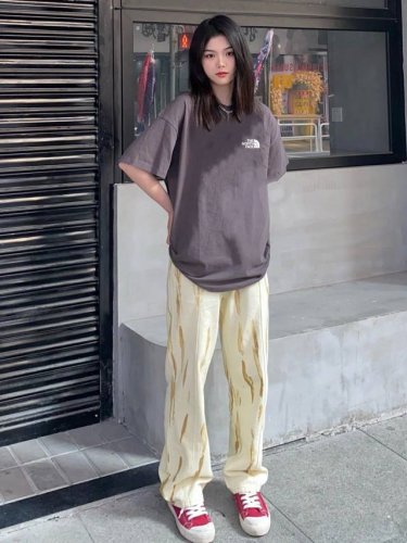 上新！北面夏季新款短袖T恤,图案看起来满满的设计感！版型剪裁特别有讲究！上身很洋气显瘦内搭外穿都看 高密针织圆领设计，平整简约！亲肤透爽！T恤面料的柔软性舒适性