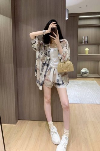 上新 套装 bur Ber*Y 巴宝莉 白色和卡其撞色夏日氛围感拉满 通体战马印花 光泽度好 翻领衬衣上衣短裤的组合 颜色 卡其色 码数 Sml s码推荐 80