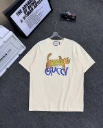 新款Gucci古驰金钱豹印花字母款米色短袖T恤爪子男女情侣款！ 放假了赶紧穿新衣服出去玩耍 连爪爪都是可爱豹爪一爪抓住财富 豹富！随意舒适穿搭100%纯棉透气