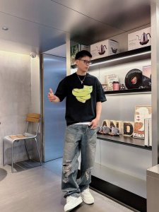 25Ss Loewe蛇年限定新款圆领短袖T恤 选用330克双纱平织棉面料打造 3D立体印花工艺 后领品牌Logo 螺纹针织领口 男女同款 码数 S-2Xl 颜色
