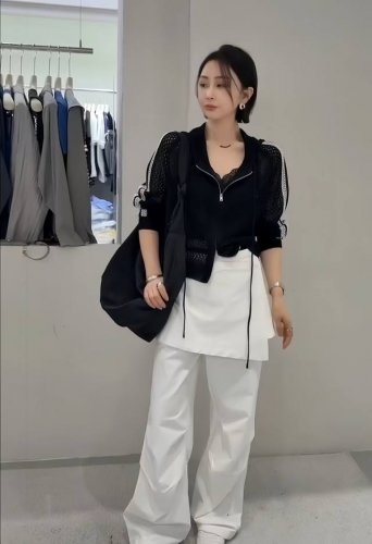 爆款主推 休闲显瘦拉链防晒连帽杠条外套 宽松百搭 时尚又遮肉，拉链开合方便穿脱，简约百搭，适合日常休闲等多种场合 白搭气质款 2色 Smlxl