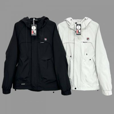 Fila 斐乐早春新款户外防风水透气轻量冲锋衣，男女情侣同款，胸前刺绣小Logo。精致饱满。此款衣服上身效果超级赞。面料防水舒适。 户外三防！高端必入！ 压胶技