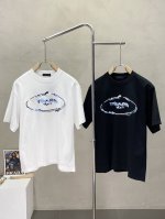 prada普拉达独家专供新款原单男士休闲短袖 高端定制 高版本 时尚百搭爆款进口面料 手感超柔软细腻 穿着亲肤舒适 高端精品 代工厂P精细做工 上身非常赞 男士