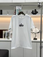 Alo简约印花大字母基础款短袖T恤 黑色穿搭太休闲日常了！真的！谁穿谁好看！日常真的很好驾驭！爱了 宽松休闲就很适合日常穿，为夏天做足准备～ 从这件T恤子开启O
