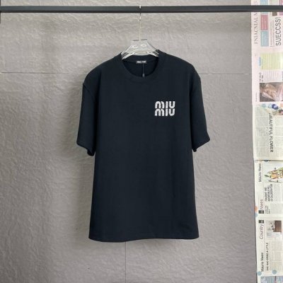 c39 Miu Miu 300高克重 高端镶钻工艺 独家专供新款原单男士休闲短袖 高端定制 高版本 时尚百搭爆款 进口面料 手感超柔软细腻 穿着亲肤舒适 高端精