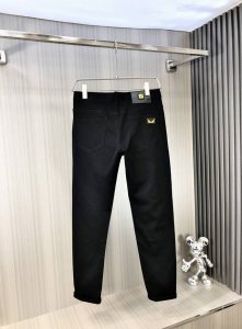 Fendi 芬迪 2025春夏最新推出男士牛仔裤新品 重工水洗牛仔面料 定制面料和一般牛仔布料比起来 更加柔软舒适 超重工洗水工艺 双工艺洗水 整条裤子 手感舒