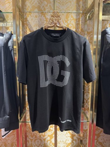 2025 Ss最新款T恤 Dg圆领高清印花 230克纯棉御品棉订织订染 不是市场的双纱面料 区别市场货 手感特别柔软夏天穿非常舒服 简单时尚永不过时 上身超好看