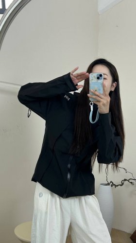 470 模特图Helly Hansen 海丽汉森 秋季新款硬壳户外冲锋衣连帽外套