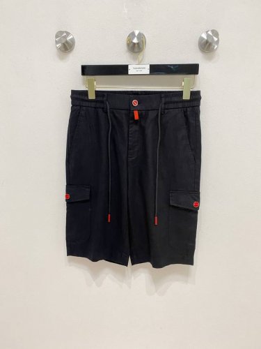 调价 Kiton 三标齐全 2025夏季新款男士休闲短裤，高级定制面料透气面料 透气弹力舒适度极高，细节无可挑剔，顶级辅料配备，原版Logo设计理念，手感细腻柔