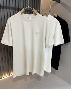 Ferraga*Mo菲拉*慕 2025春夏新款短袖T恤 采用进口专属纯棉面料 简单菲拉*慕Logo标识刺绣设计 代表品牌形象 简洁舒适的款式 线条感粗细均匀饱满