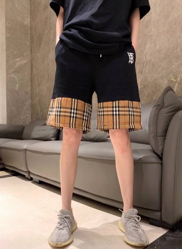 burberry巴宝莉格子拼接情侣款短裤 宽松版型 黑色部分采用环保活性黑纯棉双面面料 无任何异味 绝不起球 完美工整度 上身突出亲肤 下摆采用B家御用Tr纯棉
