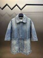 Lv 经典压花浮雕字母牛仔衣 整体采用Monogram标识压花元素，轻微做旧的浅蓝色水洗处理，原版定制五金，搭配Lv皮牌标签，多次洗水调整。 Size：46.4