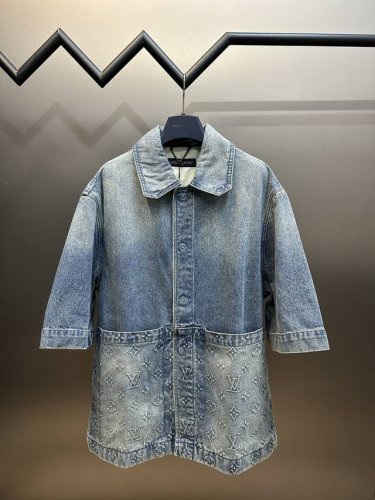 Lv 经典压花浮雕字母牛仔衣 整体采用Monogram标识压花元素，轻微做旧的浅蓝色水洗处理，原版定制五金，搭配Lv皮牌标签，多次洗水调整。 Size：46.4