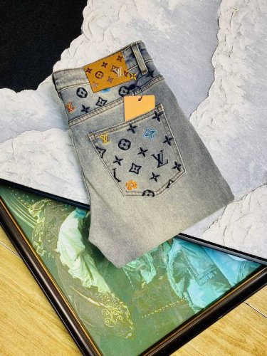 原单货 可穿200斤路易威登Lv 2025早春新款狠货带原版五金洗水唛！专柜同步有售，时尚休闲裤弹力牛仔裤，进口原版面料，上身舒适透气，顶级工艺五金配饰。档次极
