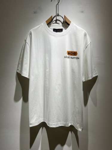 louisvuitt*路易*登 2025春夏全新系列单品上线，非常时髦前卫的一款男女同款短袖T恤，标识Logo图案印花修饰！区别于以往的不同，宣示品牌传承多年的