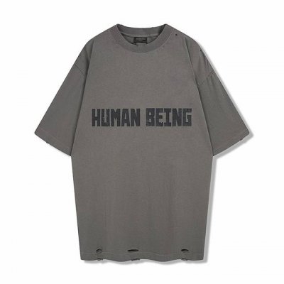 Balenciaga Blcg巴黎 Human系列印花字母破坏不规则下摆短袖 工艺说明 采用平纹针织面料 正面饰以Human Being艺术作品印花 下摆采用不