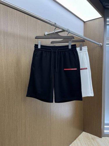 pd 2610春夏新款男士休闲短裤 高端货简洁时尚大方 定制原版进口面料 简洁利落又清爽 品质做工细节经得起任何形式检验简约大方百搭款 上身优雅帅气，焕然一新的