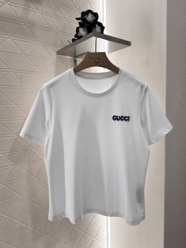 gucc*2025新品上架 刺绣短袖提花裙裤套装 圆领基础款短袖上衣全棉材质 透气舒适 复古高级 略带弹性显瘦修身 素色打底 点缀立体标志性字母于胸前 让简单款