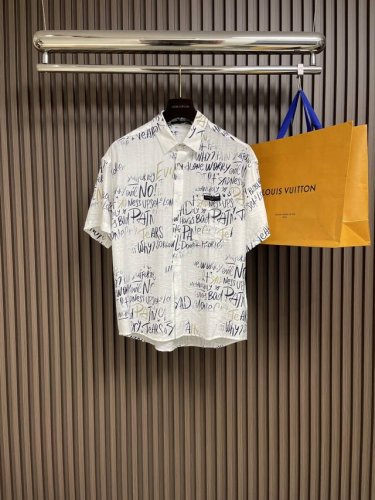 Lv 2025Ss春夏新款简素纹理夏日短袖衬衫，采用纹理丰富的 Damoflage 提花面料塑造休闲剪裁，以开领设计彰显摩登格调。可轻松融入 2025 春夏秀场