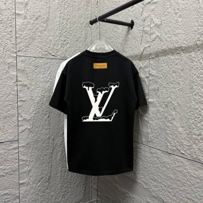 LV 路易2025春夏新款 胸前经典字母刺绣 后背大V字母印花 短袖T恤 定制双纱平纹纯棉面料 男女同款 颜色 黑色 白色 尺码 S 90-130斤 M 120