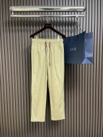 moncler 2025Ss春夏新品直筒休闲裤，面料无敌，型款设计都无可挑剔的百搭款卫裤，户外运动都美。灵魂式的Logo仔章简约休闲， 五金辅料都是顶配 细节好