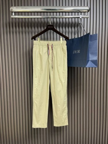 moncler 2025Ss春夏新品直筒休闲裤，面料无敌，型款设计都无可挑剔的百搭款卫裤，户外运动都美。灵魂式的Logo仔章简约休闲， 五金辅料都是顶配 细节好