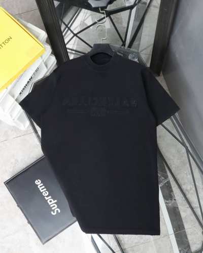 Balenciaga巴黎世家2025新款水洗做旧款贴布绣Logo 双面穿圆领短袖T恤 可双面穿短袖 采用特定重磅32S精棉平纹针织面料，300克重；搭配32S+