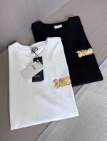 Cd迪家2025春夏新款蛇形字母标识刺绣休闲纯棉短袖T恤衫！胸前的设计无疑是整件T恤的点睛之笔，以灵动而神秘的蛇形元素巧妙演绎的品牌字母标识，不仅彰显了个性与时