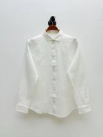lp·刺绣亚麻衬衫、代工厂出品 春夏系列 正面胸口处品牌字样刺绣，远观似天然纹路，近看方显精致，这种“藏匿式标志”体现意式含蓄美学 摆缝处的品牌Logo贴饰避免