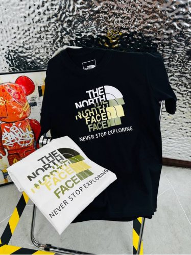 The North Face 北面25夏季新款印花休闲宽松情侣款 短袖T恤D931 细节:版本一比一复刻，吊牌 领标 水洗。 面料：采用40织双纱300克面料，