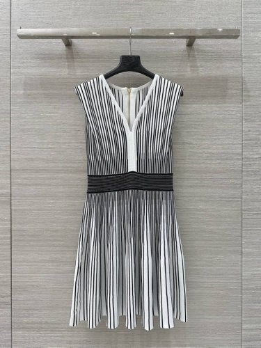 独家首发 原单品质 Balmai*25春夏新品！法式甜辣风性感V领针织背心连衣裙！黑白撞色虚线装饰超级精致！Yb定制金属配饰，黑白撞色设计，收腰设计超级显瘦，A