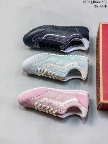 全新系列 Vans Super Lowpro 复古薄底 Vans Super Lowpro 的原型为 Vans 在上世纪 80 年代推出的一款竞赛鞋 Style