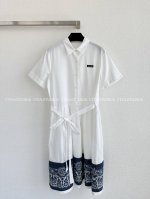 爆款现货 印花撞色 中长款连衣裙 采用棉麻莱赛尔纤维混纺材质，既有棉的柔软亲肤，又有麻的透气干爽，莱赛尔纤维更是增添了顺滑垂坠感。重酵洗加软工艺，让面料手感超细