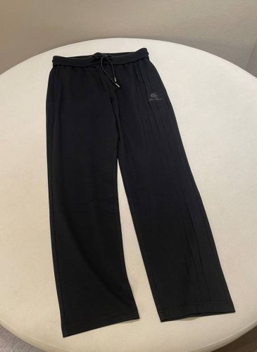 尺码 M L Xl Xxl Xxxl lp* 男士抽绳收腰徽标刺绣休闲卫裤 甄选高品质面料 触感柔软亲肤 带来极致穿着体验 抽绳设计 方便调节腰围 舒适自在 利