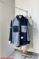 L582 Tb双袖标牛仔拼接设计宽松版型Os情侣奢潮休闲 整体采用不对称拼接设计 利用牛仔面料正面与反面对调双色拼接设计 版型宽松设计 情侣搭配 扣子采用原版开