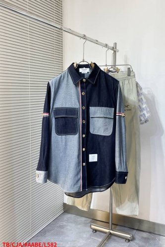 L582 Tb双袖标牛仔拼接设计宽松版型Os情侣奢潮休闲 整体采用不对称拼接设计 利用牛仔面料正面与反面对调双色拼接设计 版型宽松设计 情侣搭配 扣子采用原版开