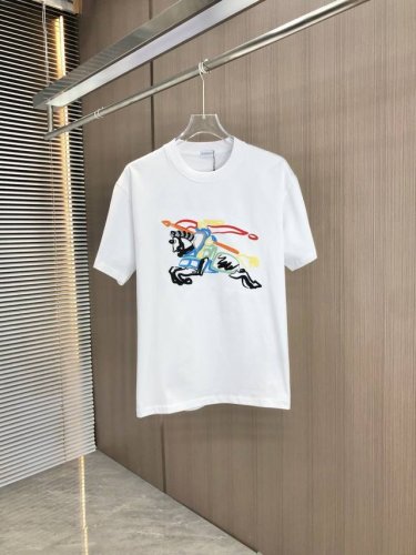 Bur巴宝莉 2025春夏新款 圆领短袖 战马撞色锁链绣花 采用高克重320克双纱精梳棉面料 微宽松版型 面料手感柔软厚实 男女同款 颜色：黑 白 码数：Sml