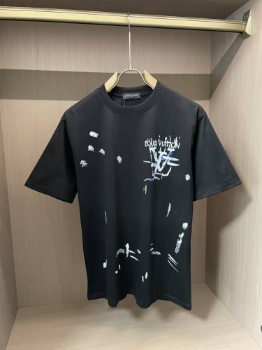 lv 2025春夏新款首发专柜最新款短袖圆领T恤 高端订制 设计前卫时尚！品牌Logo重工艺设计 高端定制丝光云朵棉面料.手感柔软.穿着舒适.专柜级别精致车线.