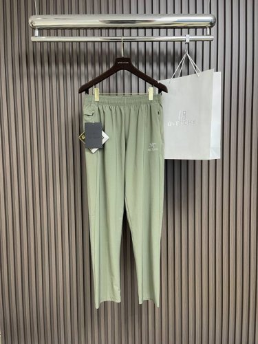 Arcteryx 始祖鸟 2025Ss早春新款休闲运动风格休闲裤，户外品牌可能大家第一想到的就是给人一种标签试的感觉！除了在款式设计上颇有造诣之外，最明显或者说
