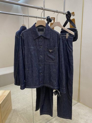 主推衣 裤 prade25Ss新款三角微标牛仔套装 这款套装采用经漂洗处理的钱布雷布制成 廓形经典隽永 并充满休闲气息 夹克 采用经典的对比色间面线 胸前口袋点
