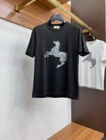 p210 爱马仕 2025Ss春夏新品圆领短袖T恤 采包心棉面料，布料经过洗水处理，手感更柔软，堪称完美，质感非常强，顶级经典图案点缀标志性品牌标识，彰显品牌格