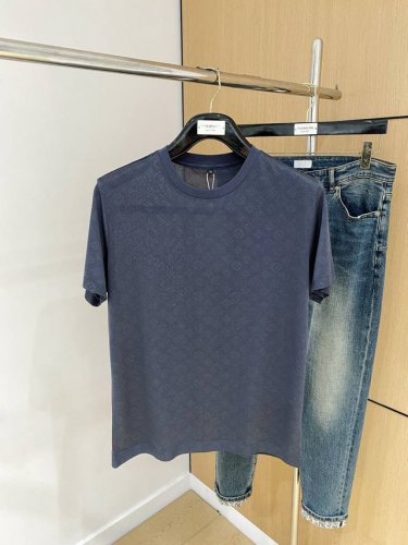 lv25Ss春夏 新品 定制蚕丝面料丝滑透气！时尚经典圆领短袖时尚单品设计，更加时尚舒适，高标准定制，上身非常有型，胸前品牌经典Logo 图案 客供辅料，客供进