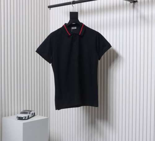 Dior 迪奥 25Ss 后领字母提花polo短袖 选用棉质珠地网眼布打造，定制材质260G长绒棉。衣领为双系统提花定织扁机制成，有弹性，不变形。衣服全部原生布