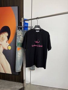 华伦天奴2025夏季新品短袖T恤 一比一原版印花.三标齐 简约百搭款 纯棉面料.穿着透气舒适 黑白两色 微阔版型.男女同款 码数 S-Xxl