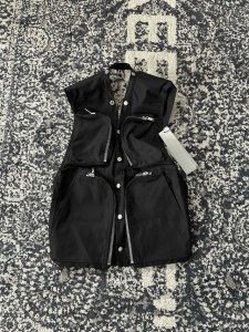 Rick Owens Ss 秋冬款多口袋工装马甲 定做绸面纯棉斜纹面料 超大口袋设计 全金属玉米牙拉链 扣扣可调节松紧 开模定制Logo纽扣 Os版型 Size