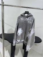 p400 *新品大版型连帽卫衣 选用复古平纹针织面料 中性款型剪裁 正面背面饰Bb Motel艺术作品 水洗磨破做旧效果 落肩设计 连体兜帽 男女同款 独家扎染