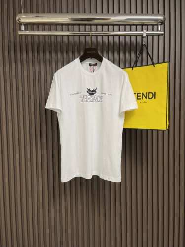 Versace 2025Ss早春Logo印花短袖T恤，柜台橱窗展示款。优质好面料 柔软触感 看似简单 工艺却很复杂 随意穿出时尚感 品相完美。尺码：S-Xl