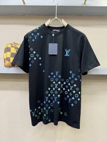 lv路易威登2025款新品短袖！原版定制面料，手感柔软。顶级进口私货，时尚设计潮流短袖，不失奢华 品质毋庸置疑 上身效果超赞，奢华官网同款！尺码：S-Xxl